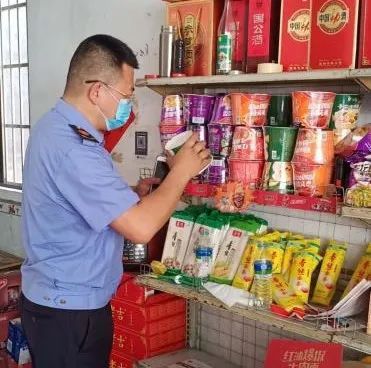 永新縣嚴(yán)查食品無(wú)證無(wú)照經(jīng)營(yíng)行為，保障群眾“舌尖上的安全”